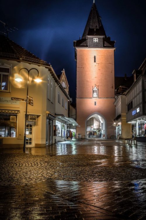 Nachtaufnahme des Hausmannsturm in Helmstedt.