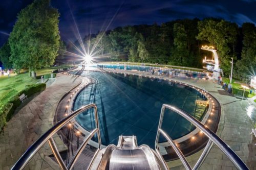 Waldbad Birkerteich bei Nacht.