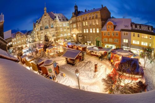 Der Weihnachtsmarkt in Helmstedt mit Schnee.